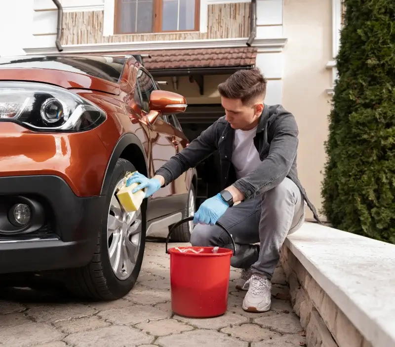 Lavage auto à domicile Meyras : professionnel intervenant sur un véhicule